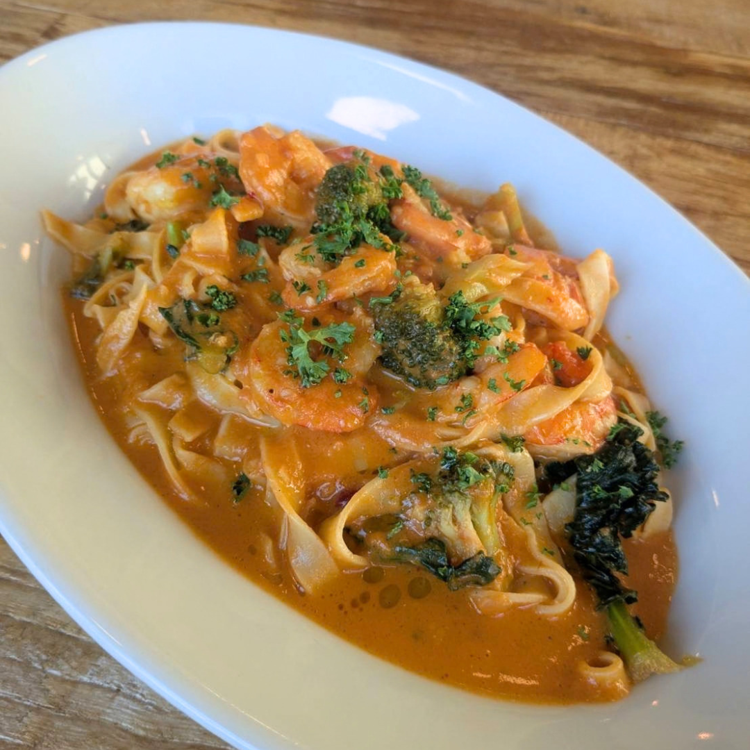 エビとブロッコリーのトマトソース自家製生パスタ